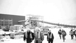 Keith Minty (centre) leads a group of analysts on a tour of the new mill under construction at the soon-to-be expanded Lac des les mine, near Thunder Bay, Ont.