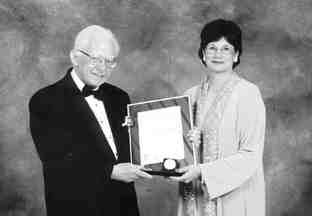 Frank Kaplan receives his award from Patricia Dillon, outgoing president of the Canadian Institute of Mining, Metallurgy and Petroleum.