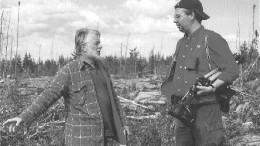 Standing on a diamond-bearing dyke on the 1404 property, Dianor President and CEO John Ryder (left) talks diamonds with James Steel, editor of the online newsletter www.MiningInsights.com.