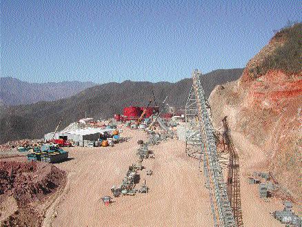 Construction of the mill and conveyor belt at the El Sauzal gold project in Mexico.