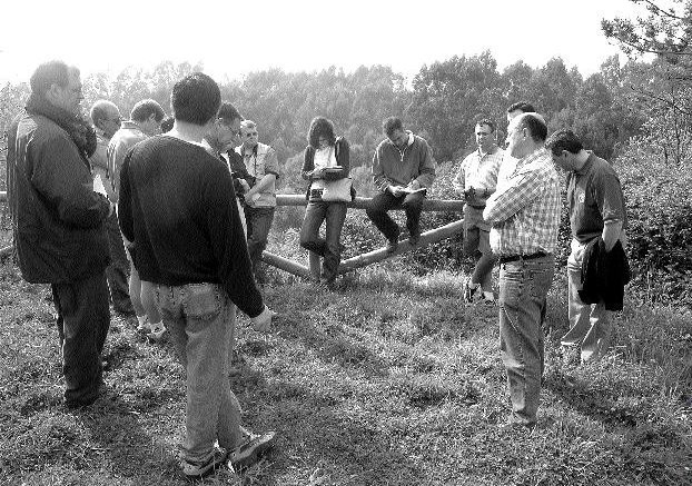 Rio Narcea CEO Alberto Lavandeira (right foreground, in checkered shirt) discusses the Salave project with analysts in front of one of two Roman-era open pits that exploited the deposit's mineralized oxide cap.