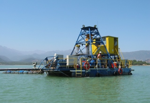 Dredging barge extracting Colihues tailings