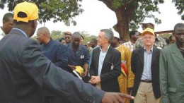 Avnel Gold Mining CEO Roy Meade (centre), Avnel Chairman Howard Miller (centre right, with yellow hat), and Malian President Amadou Toumani (blue suit) unveil a plaque at a ceremony to open the Kalana gold mine in Mali.