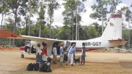 BY STEPHEN STAKIWAnalysts and other guests arrive at the recently built airstrip at StrataGold's Tassawini gold project in the jungles of northwestern Guyana. The 850-metre airstrip was cut out of the jungle to facilitate turboprop flight access direct from Georgetown, thereby trimming travel time from about a day to less than an hour.