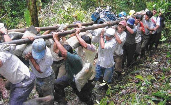 AURELIAN RESOURCESLabourers carry part of a drill supported on casings through the Ecuadorian forest at Aurelian Resources' Condor gold-silver project.