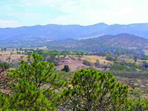 BY JAMES WHYTELarge swaths of land, like this valley in Jalisco state, Mexico, have been claimed by the Mexican government in an effort to close a loophole that could allow oil and gas companies to stake large claim blocks and hold them with only an aim to long-term development. Mexican government officials tried assuage the concerns of Canadian miners and explorers at a recent meeting in Vancouver.