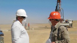 BY SUSAN KIRWINManaging director Peter Batten (left) discusses the Goanikontes deposit with an analyst during a site visit to Bannerman's Namibian uranium projects.