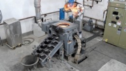 A worker oversees gold pouring at Jinshan Gold Mines' Chang Shan Hao (217) gold project, in China.