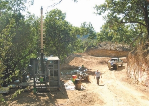 Hall Stewart, Nayarit Gold's vice-president exploration (second from right), explains to visitors Trey Wasser (to his left) and Mickey Fulp (to his right) the geology of the Del Norte/Animas target at the company's Orion property, about 110 km north of Tepic, Mexico. Wolverton Capital Markets analyst Mike Starogiannis (left) takes a closer look at drilling.