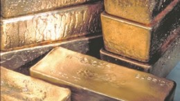 Barrick Gold plans to use half the money it is raising in a recently announced US$4-billion public offering to eliminate all of its fixed-price gold contracts within a year.