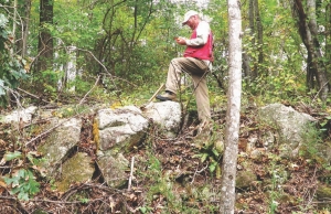 Consultant Lamont Leatherman notes a spodumene pegmatite outcrop at North Arrow Minerals' Beaverdam project.