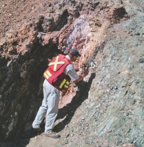 Geologist Brian Brewer studies copper mineralization at Pampa Poroma.