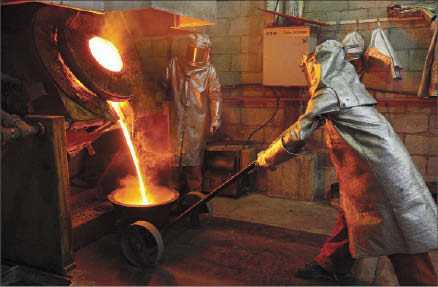 Workers pour dor at Alamos Gold's Mulatos gold mine in Sonora state, Mexico. Photo by Alamos Gold