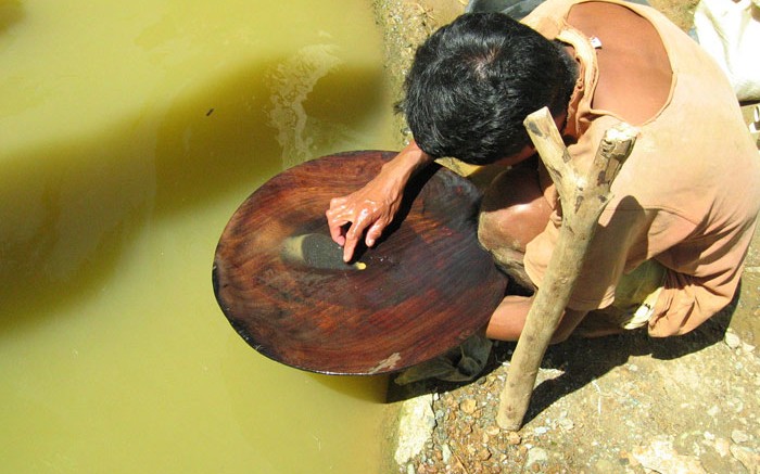 One of many local, small-scale gold panners on Mindoro Resources' Agata project area in northern Mindanao, Philippines, in 2006. Source: Mindoro Resources