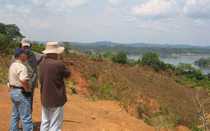 Unidentified men in conversation overlooking Belo Sun's Volta Grande gold project in Brazil. Credit: Belo Sun Mining.