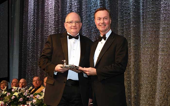 Ross Gallinger (left), PDAC executive director, presents Don Lindsay, president and CEO of Teck Resources, with the Environment & Social Responsibility Award. Credit: Envisiondigitalphoto.com