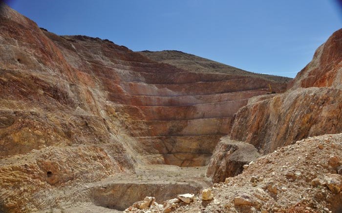 A drill rig in the historic Oro Belle-Hart Tunnel pit at Castle Mountain Mining's namesake gold project, in San Bernardino County, California. Credit: Castle Mountain Mining