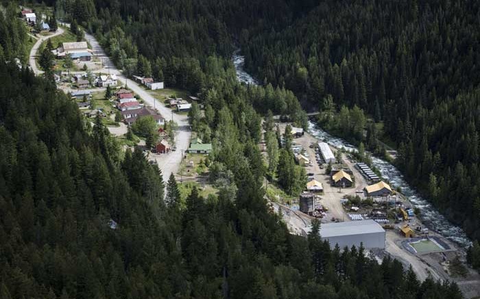 The town of Bralorne, B.C. (left) and Bralorne Gold Mines' gold project beside Cadwallader Creek.  Credit: Bralorne Gold Mines