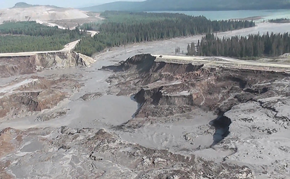 Toxic waste flows through the breached wall of the tailings pond at Imperial Metals' Mount Polley gold-copper mine, 140 km southeast of Quesnel, B.C. Credit: screenshot from Cariboo Regional District video.