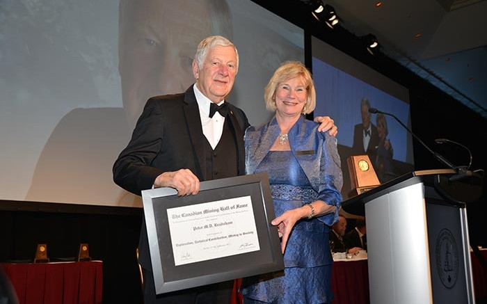 Inductee Peter Bradshaw accepts a plaque from Mining Matters president Patricia Dillon. Credit: Canadian Mining Hall of Fame