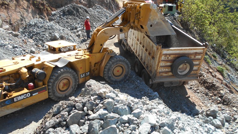 Contractors load test material at the Tahuehueto project around a 9-hour drive from Durango City, Mexico. Credit: Telson Resources.