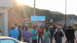 Police, roadblock participants and visitors at the entrance to Torex Gold Resources’ ELG gold mine in Guerrero state, Mexico. Credit: Unifor