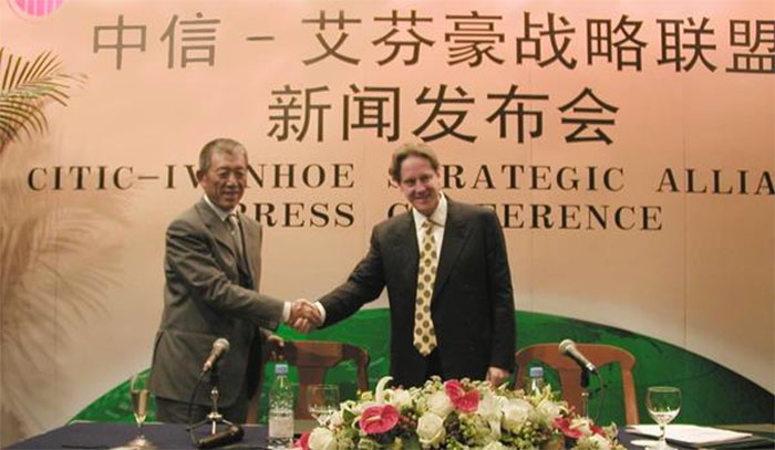 Ivanhoe founder Robert Friedland shakes hands with former CITIC chairman Wang Jun in 2003. Credit: Ivanhoe Mines.