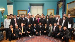 The 33 miners posing with the President and First Lady of Chile in the Presidential Palace in October 2019.